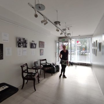 ✨ Pystytyspäivä! Tänään Pimeys oli nielaista minut -valokuvanäyttely sai paikkansa galleria 33:ssa. 🖤 Kuvassa näyttelyn...