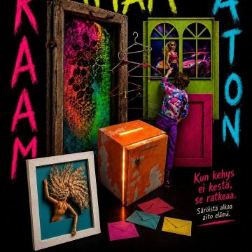 RAAMITTAMATON on tilateos niille, jotka eivät mahdu valmiisiin kehyksiin. Kun kehys ei kestä, se ratkeaa. Säröistä alkaa...