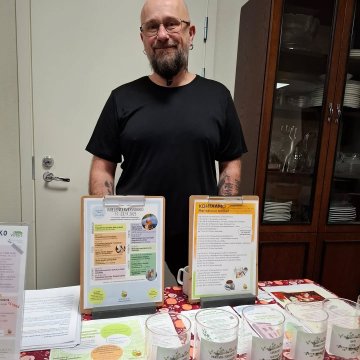 Tänään mukana Hyvinvointipäivässä Lintulammen asukastuvalla klo 9-11. Kuvassa sosionomiopiskelija Sampo esittelemässä to...